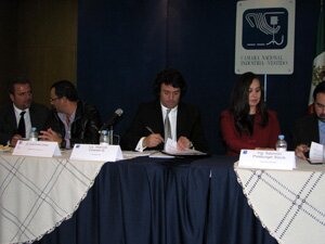 Firma del Memorándum de entendimiento entre la International Apparel Federation (IAF) y la Cámara Nacional de la Industria del Vestido.